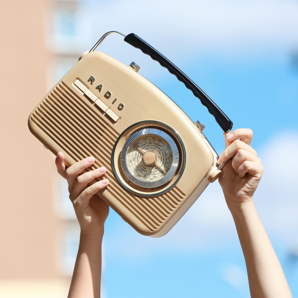 Gewinnspiel-Radio-Energy dauerhafte Haarentfernung Muenchen. Zwei Hände halten ein Radio hoch