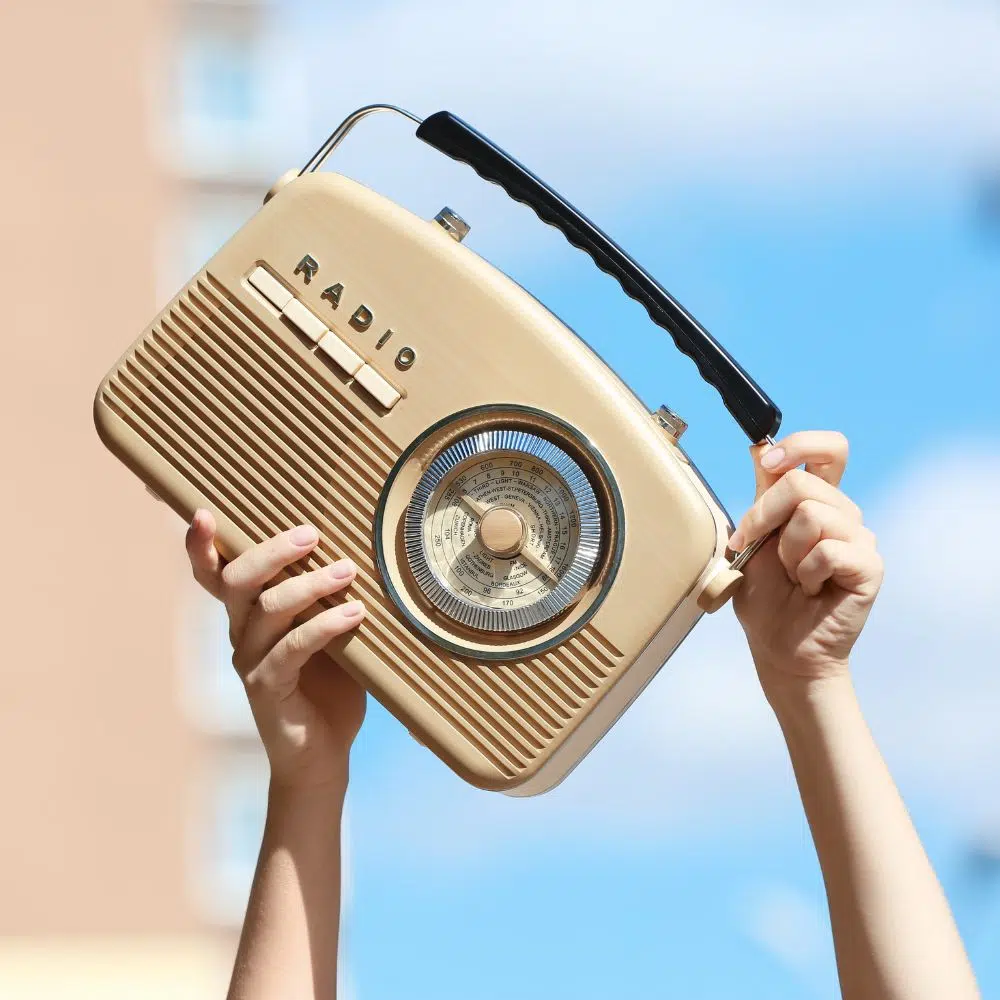 Gewinnspiel-Radio-Energy dauerhafte Haarentfernung Muenchen. Zwei Hände halten ein Radio hoch