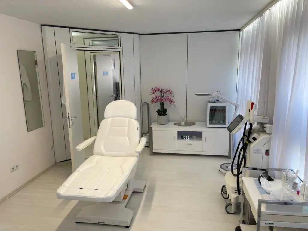 skinflow wächst dauerhafte Haarentfernung Muenchen. Behandlungsstuhl in einem skinflow Studio.