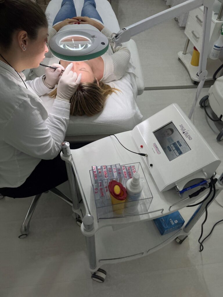 Nadelepilation dauerhafte Haarentfernung Muenchen. Skinflow Mitarbeiterin behandelt eine Kundin