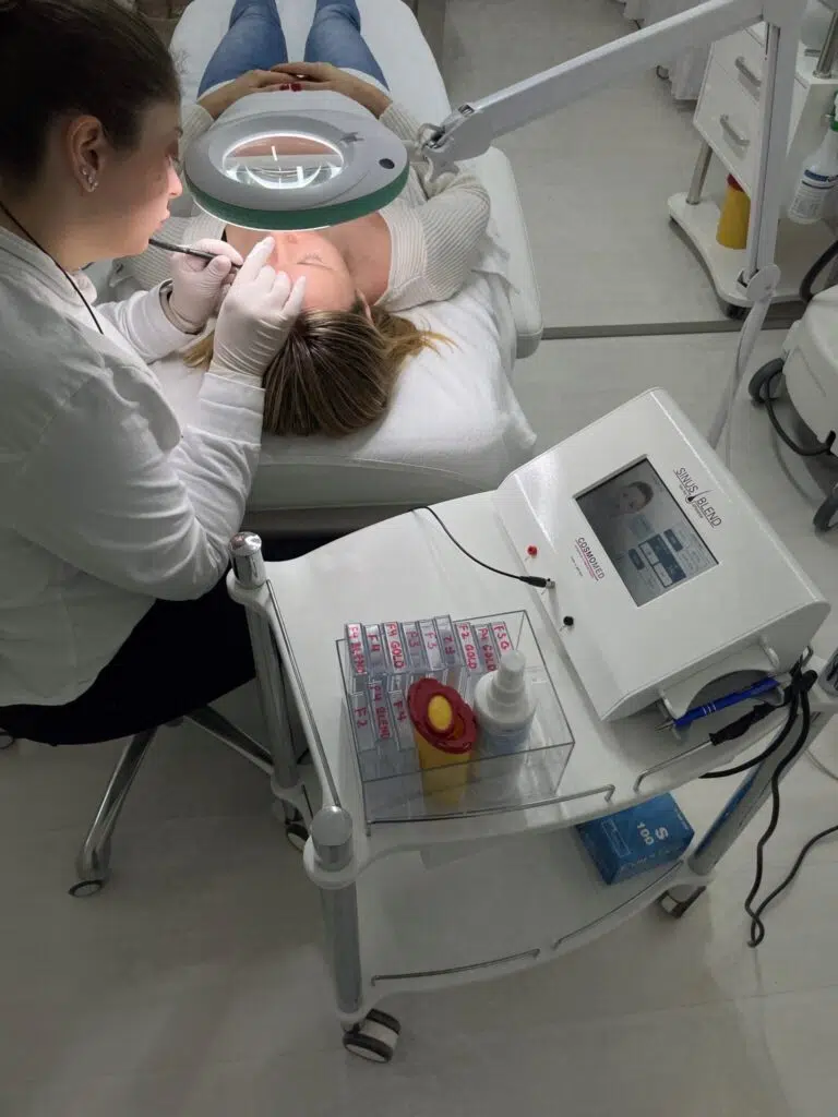 Nadelepilation dauerhafte Haarentfernung Muenchen. Skinflow Mitarbeiterin behandelt eine Kundin