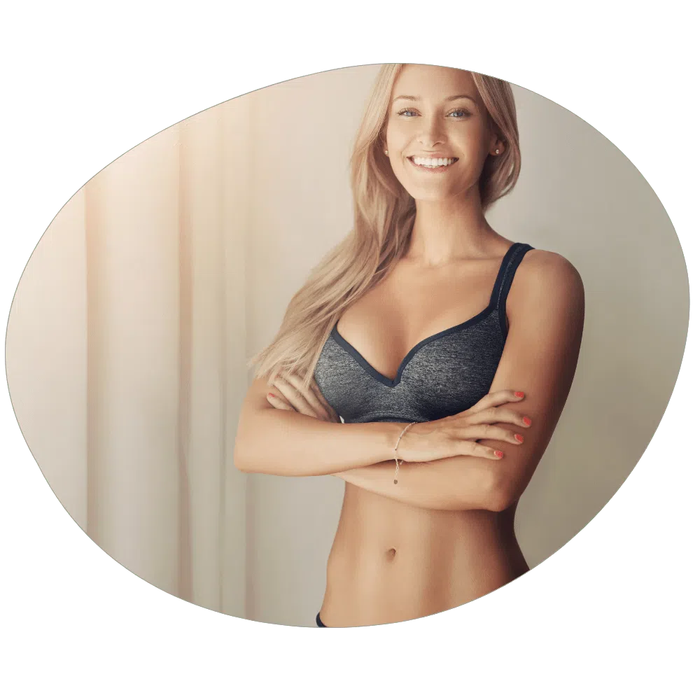 Junge Frau im Bikini nach dauerhaften, schmerzfreien Haarentfernung am Bauch in München.